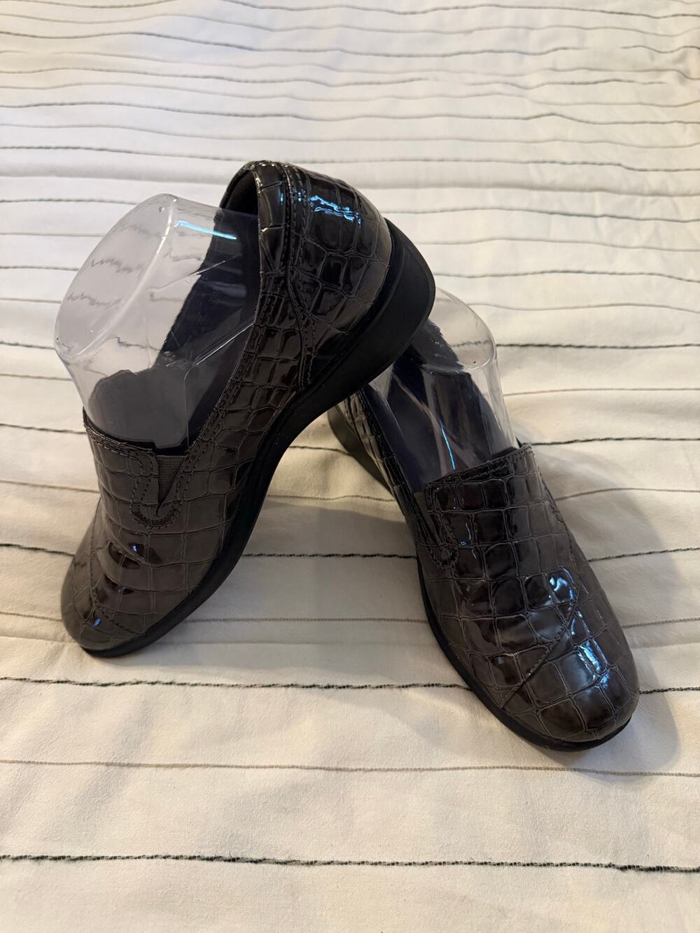 Clarks Bendables Brown Croc-Embossed Loafers - Size 8